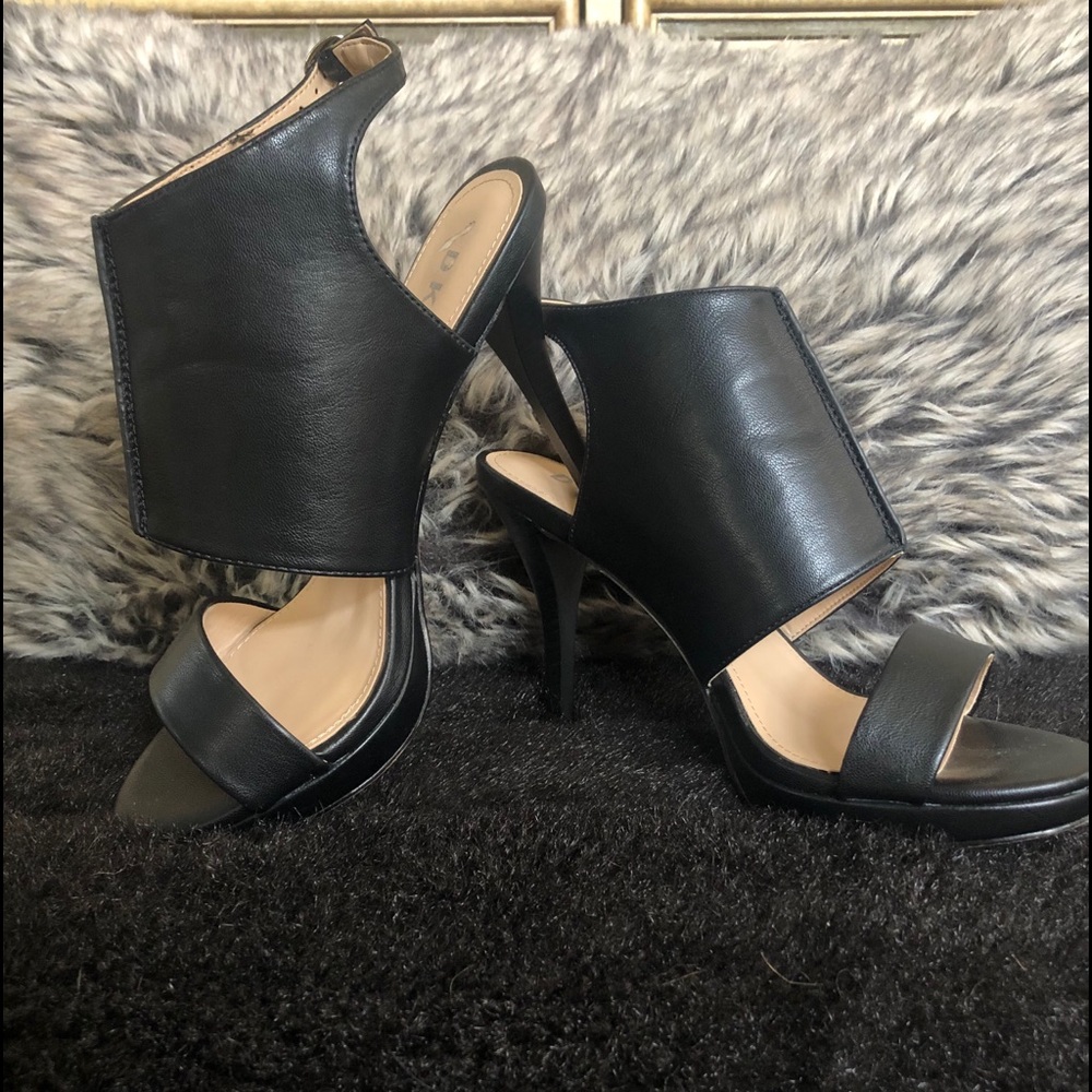 DKNY BLACK HEELS